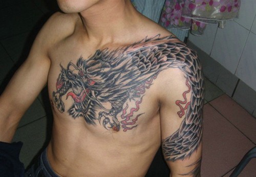 深受男士喜爱的威武凶猛的过肩龙纹身