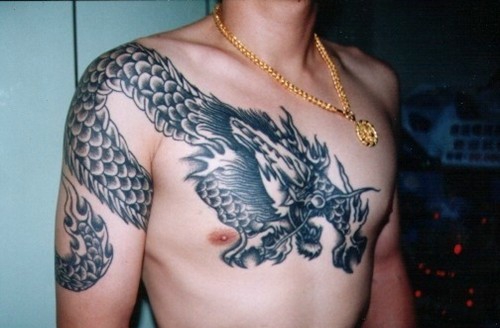 深受男士喜爱的威武凶猛的过肩龙纹身