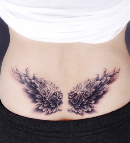 时尚潮流的腰部翅膀纹身