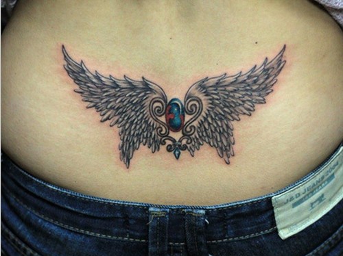 时尚潮流的腰部翅膀纹身