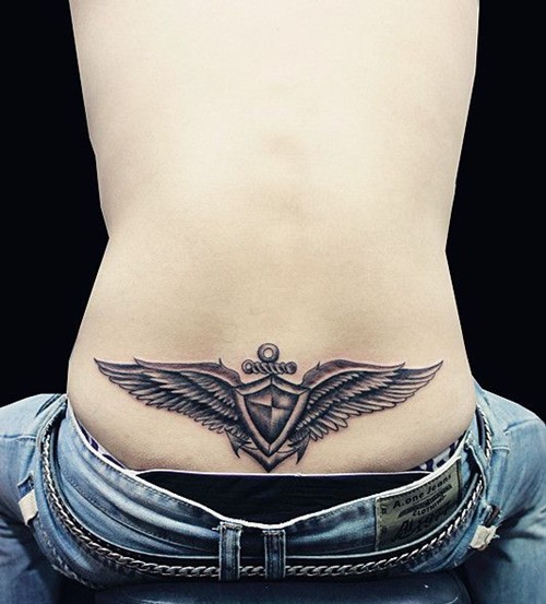 时尚潮流的腰部翅膀纹身