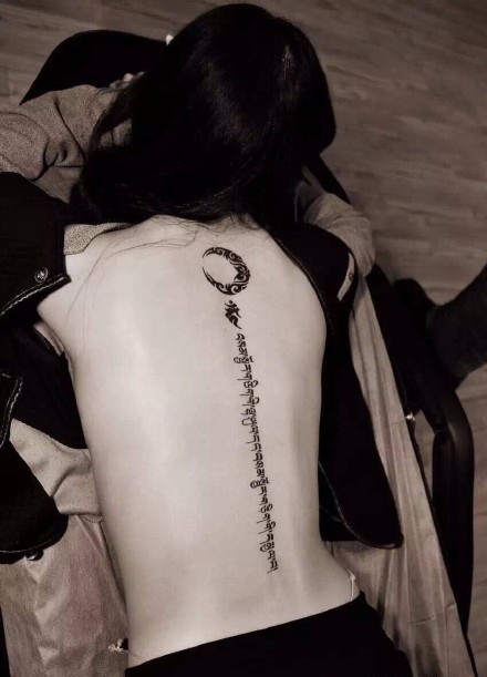 时尚的背部长条梵文纹身