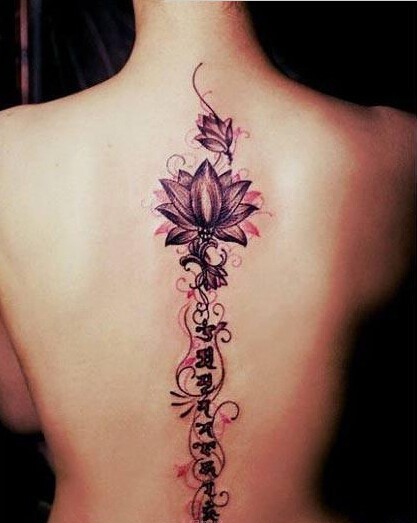 时尚的背部长条梵文纹身