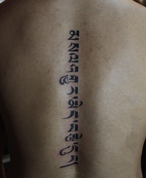 时尚的背部长条梵文纹身