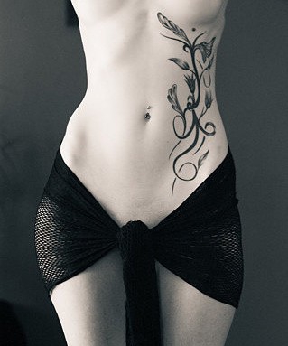 唯美时尚的腰腹部纹身