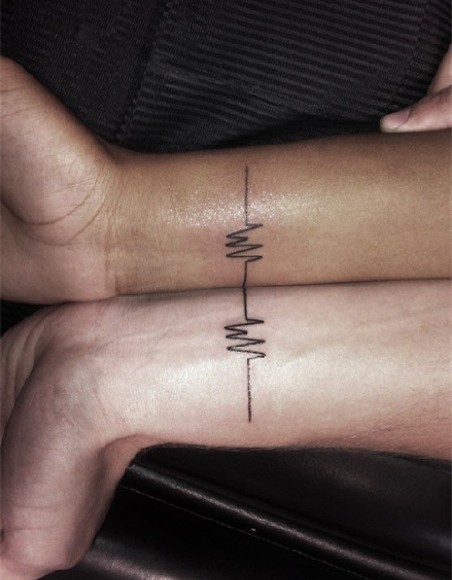 喜欢就要大声说出来 个性情侣心电图纹身