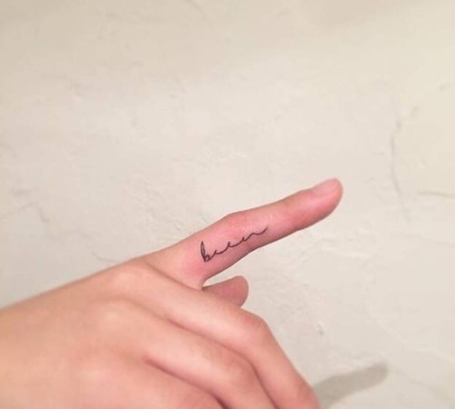 小小的手指纹身