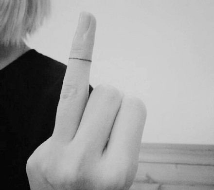 小小的手指纹身