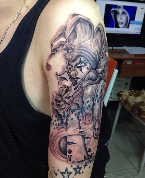 一组个性的大臂上小丑纹身图案