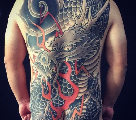 中国风经典传统的满背龙纹身