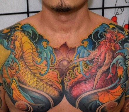 胸部胸前漂亮的彩色鲤鱼纹身