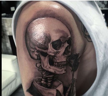 手臂上潮流个性的骷髅纹身图案