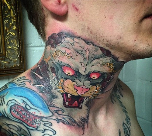 脖子上高调夸张的纹身图案