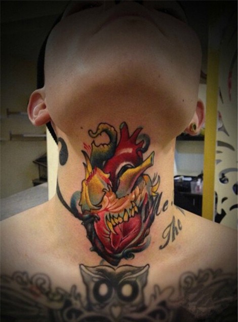 脖子上高调夸张的纹身图案