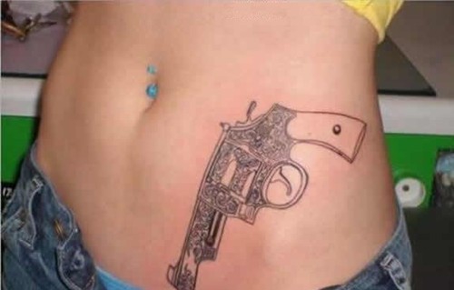 有创意的个性腰部手枪纹身