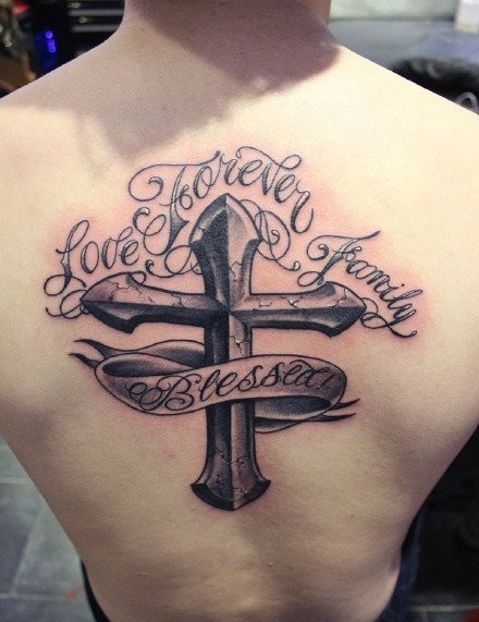 潮男钟爱的背部十字架纹身图案