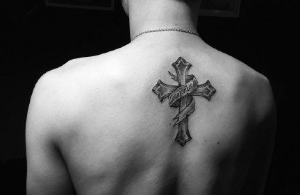 潮男钟爱的背部十字架纹身图案