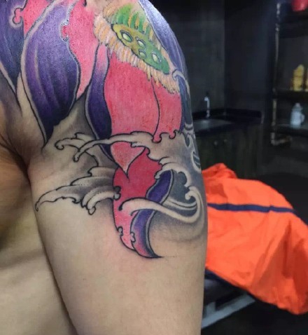 传统又不失个性的鲤鱼锦鲤半甲纹身