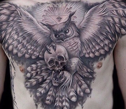 男士胸前潮流时尚的猫头鹰纹身