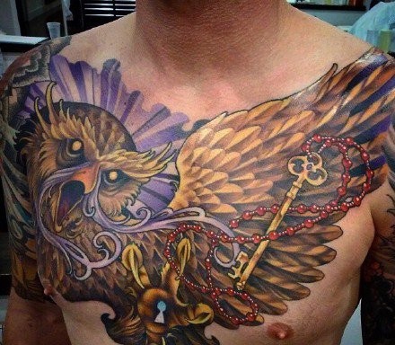 男士胸前潮流时尚的猫头鹰纹身