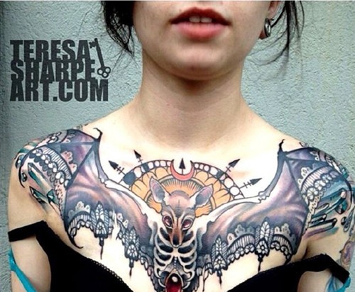 女生胸前复古漂亮的纹身图案