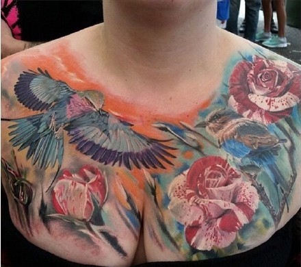 女生胸前复古漂亮的纹身图案