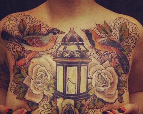 女生胸前复古漂亮的纹身图案