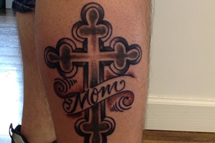 腿部潮流帅气的十字架纹身图案