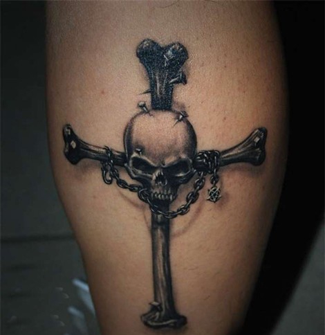 腿部潮流帅气的十字架纹身图案