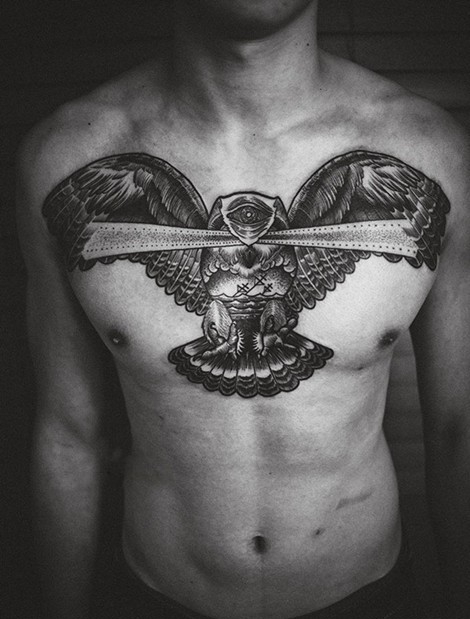胸前展翅翱翔的雄鹰纹身