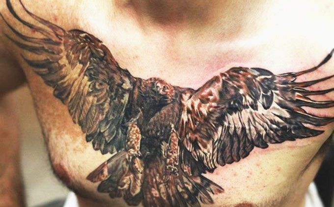 胸前展翅翱翔的雄鹰纹身