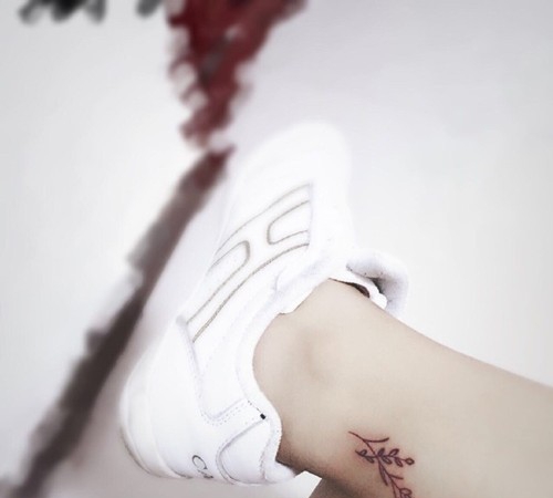 脚踝上的小清新纹身