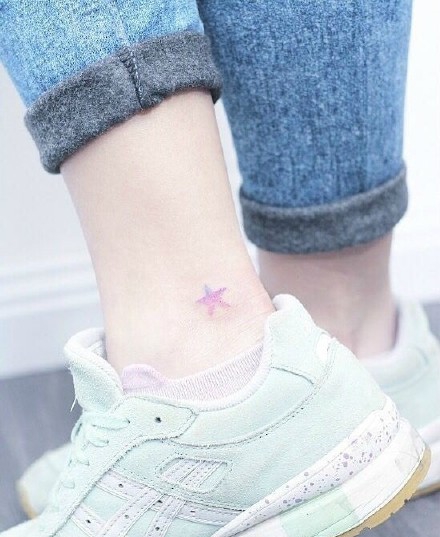 脚踝上的小清新纹身