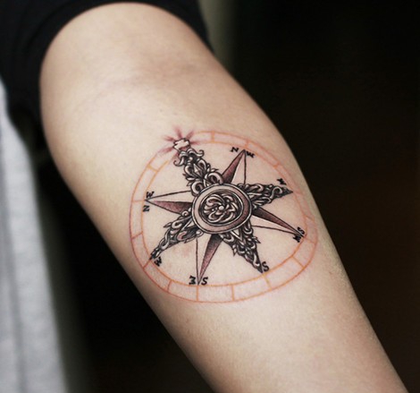 简约的黑灰手臂指南针纹身大全