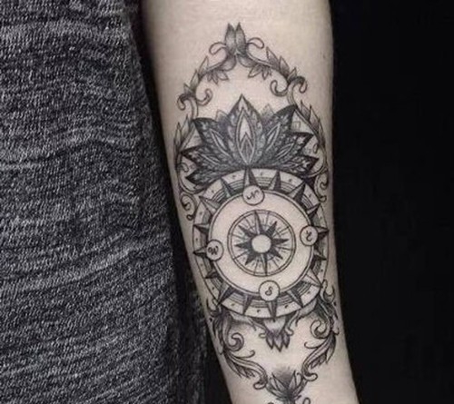 简约的黑灰手臂指南针纹身大全