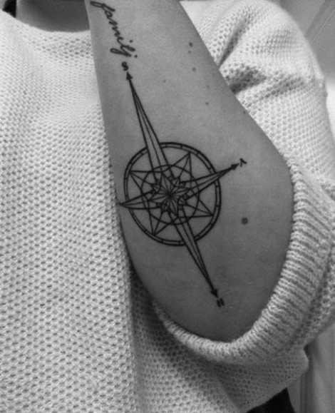 简约的黑灰手臂指南针纹身大全