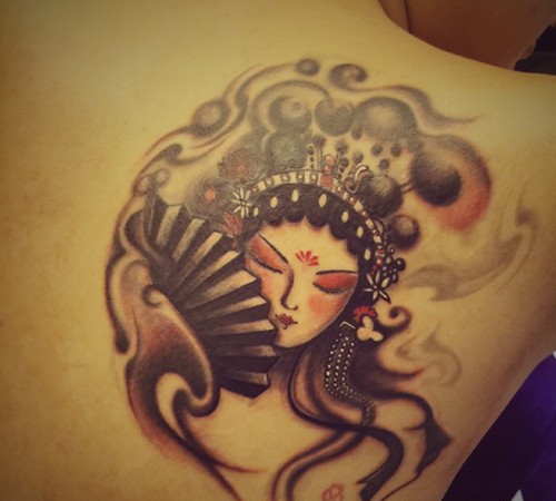 肩部漂亮的花旦纹身图案大全