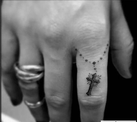 手指间的十字架小图案纹身
