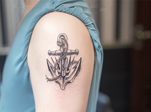 帅气的大臂船锚纹身图案