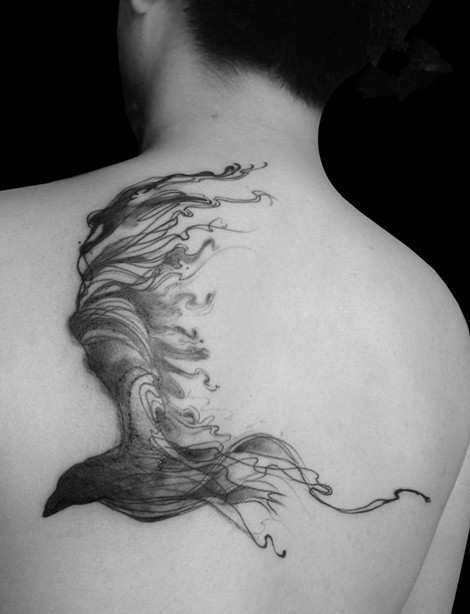 胸部精美的欧式花体字纹身