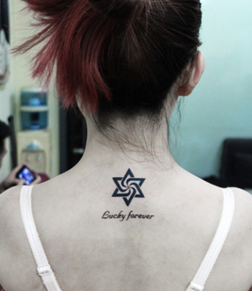 女生小巧精美的颈部六芒星纹身图案