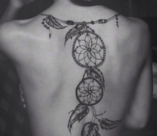 能带来好运的背部捕梦网纹身图案