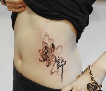 女士腰腹部性感的纹身图案
