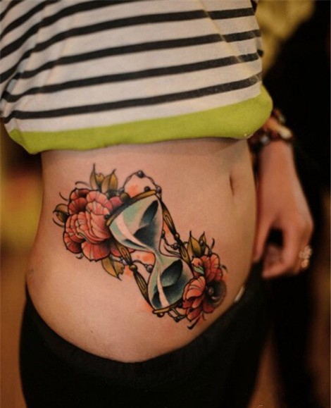 女士腰腹部性感的纹身图案