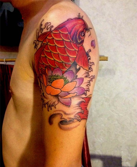 手臂大臂上时尚的鲤鱼纹身
