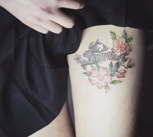 性感大腿上的个性纹身图案