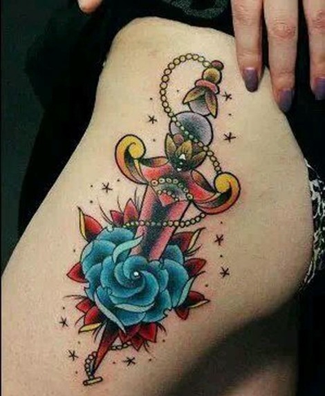 性感大腿上的个性纹身图案