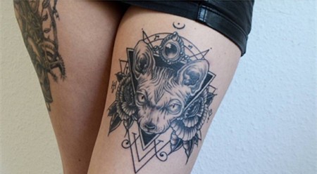 性感大腿上的个性纹身图案