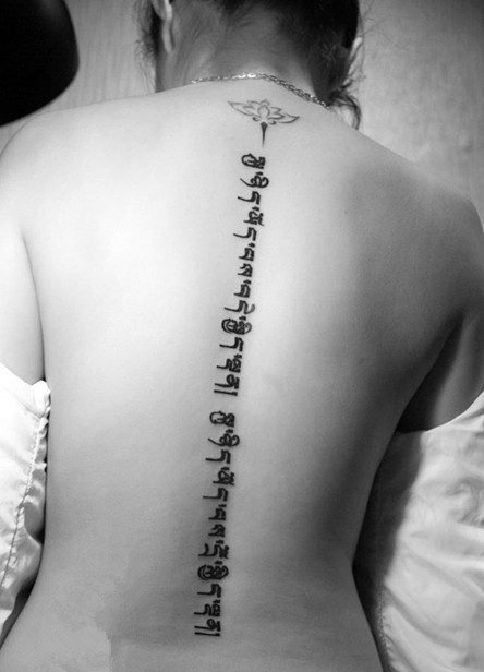 背部长条脊柱梵文纹身