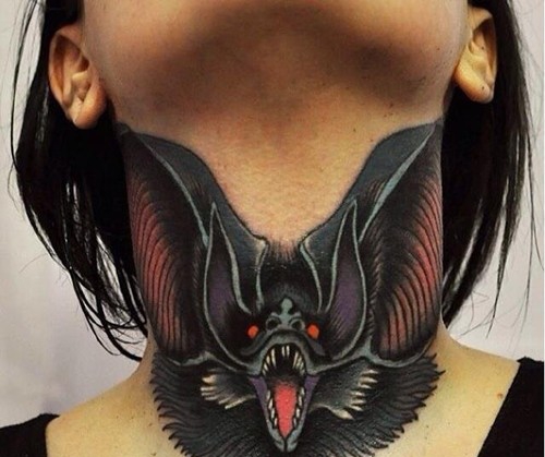 夸张另类的颈部纹身图案